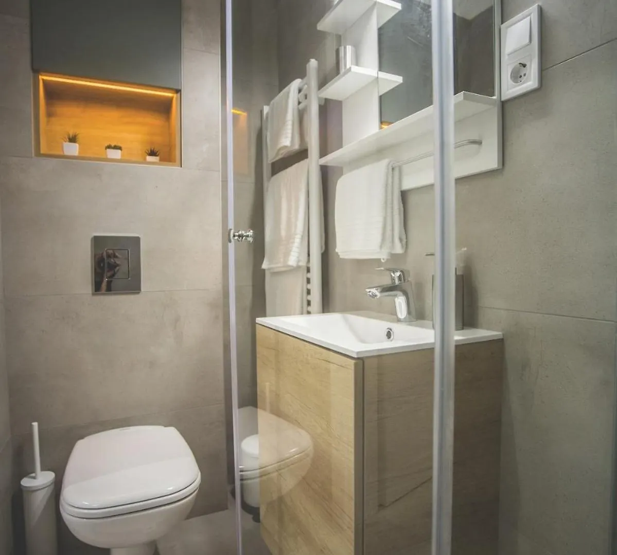 Modern, Designer Studio In Vibrant Budapest Soho Daire